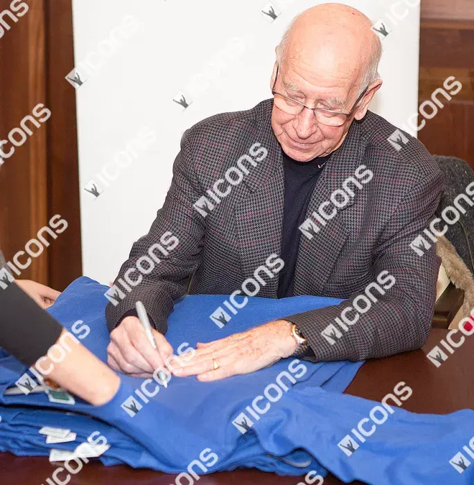 Icons Sir Bobby Charlton Signed Manchester United Away Shirt 1968 European Cup Final In Hero Frame: Option 1