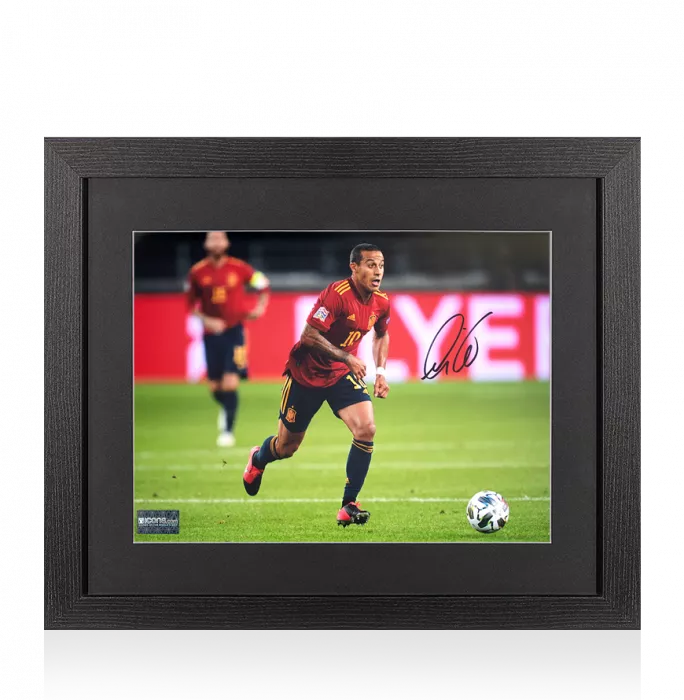 icons Thiago Alcantara Signed Spain Photo In Black Wooden Frame: In Action