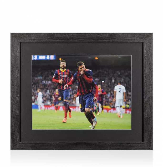icons UNSIGNED Lionel Messi Photo In Black Wooden Frame: Kissing Badge FC Barcelona
