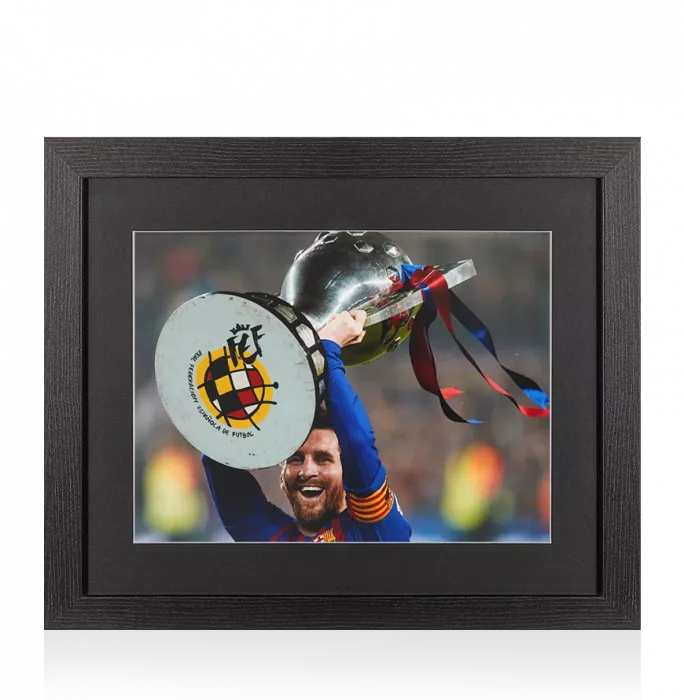 icons UNSIGNED Lionel Messi Photo In Black Wooden Frame: FC Barcelona La Liga Trophy Lift