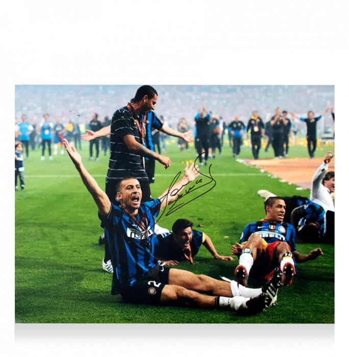Icons Walter Samuel Signed Internazionale Photo In Black Wooden Frame: 2010 UEFA Champions League Winner
