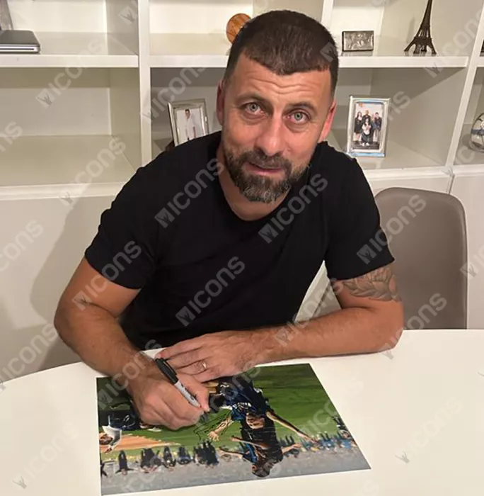 Icons Walter Samuel Signed Internazionale Photo In Black Wooden Frame: 2010 UEFA Champions League Winner