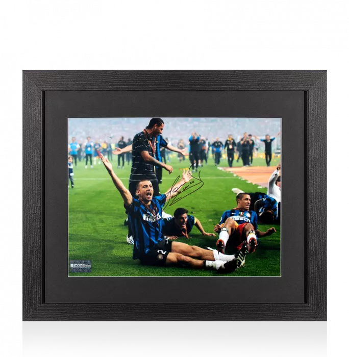 icons Walter Samuel Signed Internazionale Photo In Black Wooden Frame: 2010 UEFA Champions League Winner