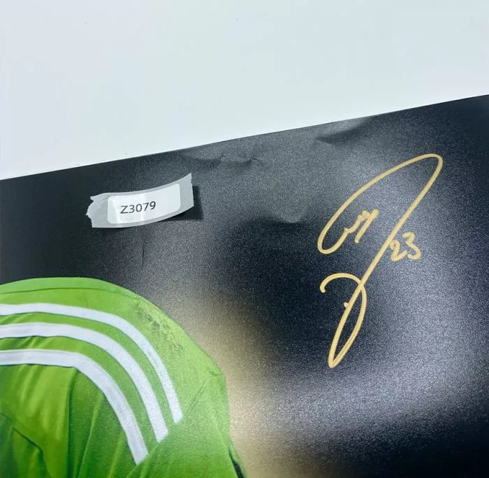 Icons WAREHOUSE SECONDS Emiliano Martinez Signed Argentina Photo: 2022 FIFA World Cup Winner - Grade A