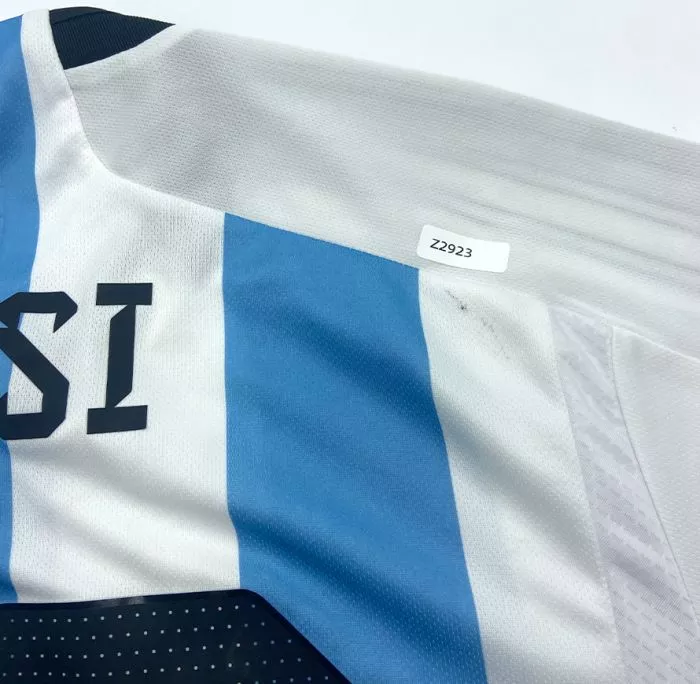 Icons WAREHOUSE SECONDS Lionel Messi Official Back Signed Argentina 2022 Edition Black Mark On Shoulder GRADE B