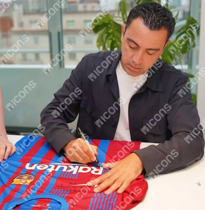 Icons Xavi Front Signed FC Barcelona 2021-22 Home Shirt - "Campions De La Liga X8" Inscription In Classic Frame
