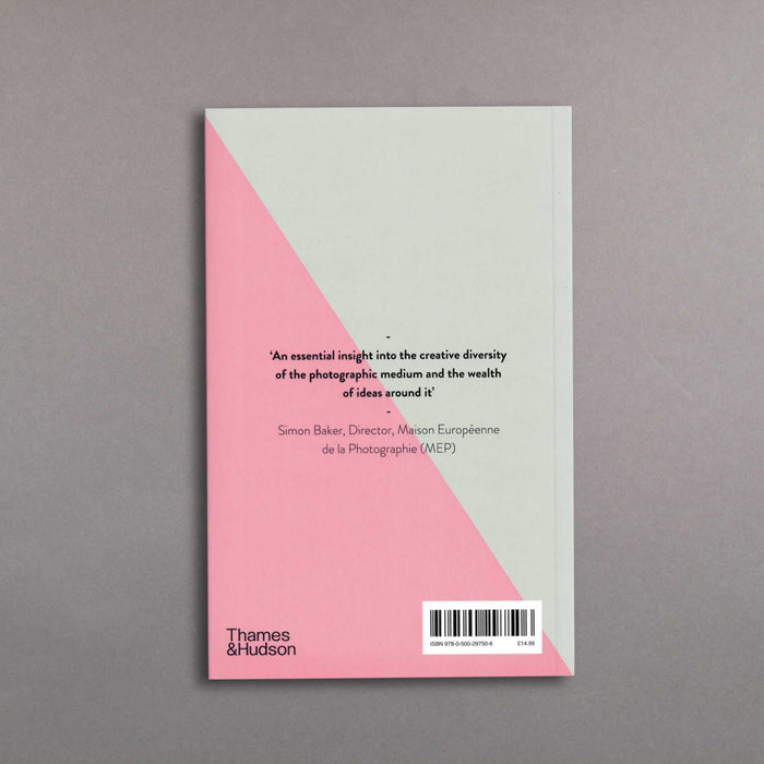 Ikon Thames & Hudson Looking At Photographs - Art Essentials