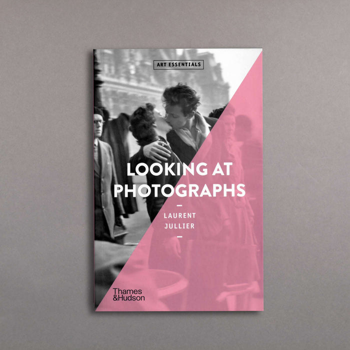ikon Thames & Hudson Looking at Photographs - Art Essentials