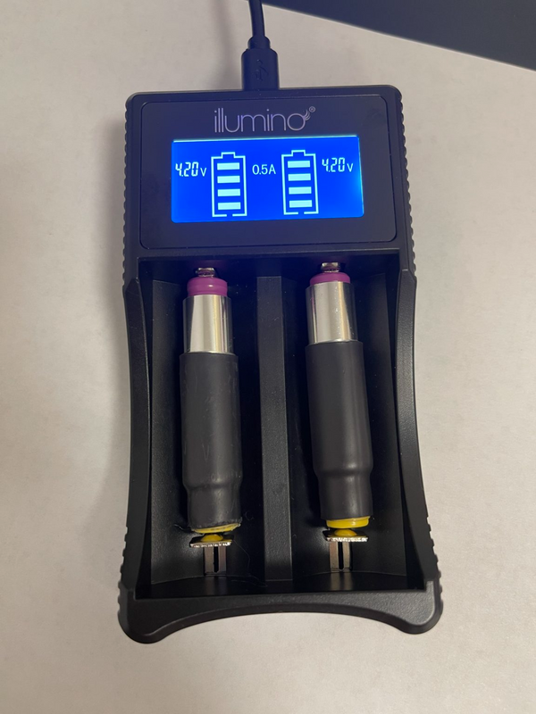 Illumino ILLUMINO 5V DUAL BATTERY CHARGER