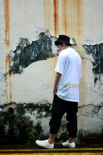 Imperfect GOLD DISTRESSED LOGO OVERSIZED TEE (WT)