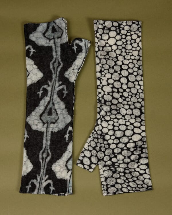 in bed with you MULTI PRINT REVERSIBLE GLOVES COL.005