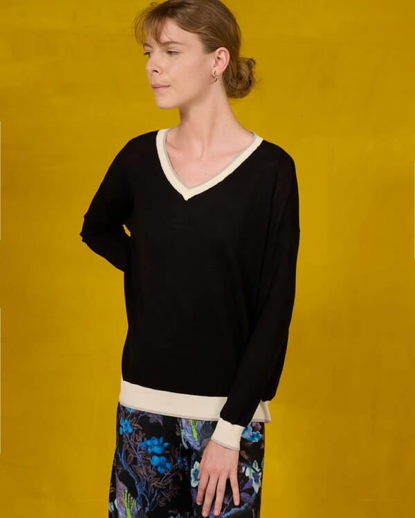 in bed with you SOLID COLOR PRINT BATWING SLEEVES V NECK JUMPER WITH CONTRAST TRIM COL.026