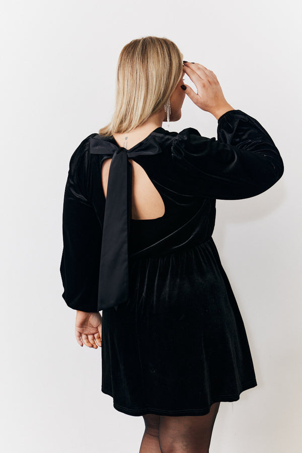 In The Style In The Style Black Bow Back Velour Mini Dress Black