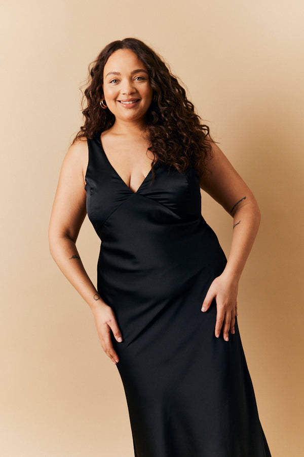 In The Style In The Style Black Satin Twist Back Maxi Dress Black