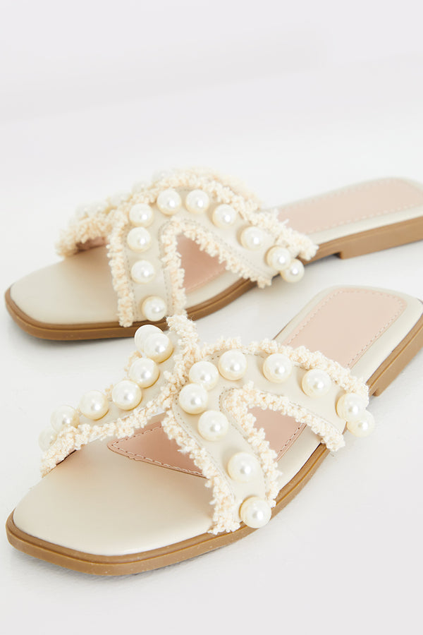 In The Style In The Style Borg And Pearl Detail Criss Cross Flat Sandal White