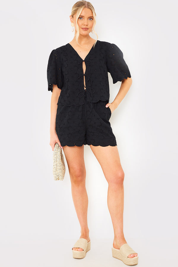 In The Style In The Style Broderie Scallop Detail Co-Ord Shorts Black