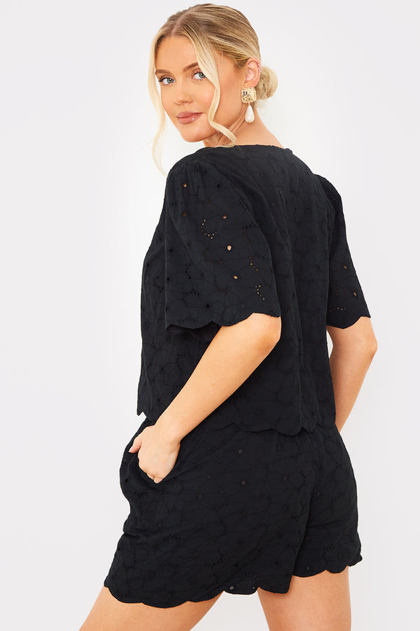 In The Style In The Style Broderie Scallop Detail Co-Ord Shorts Black