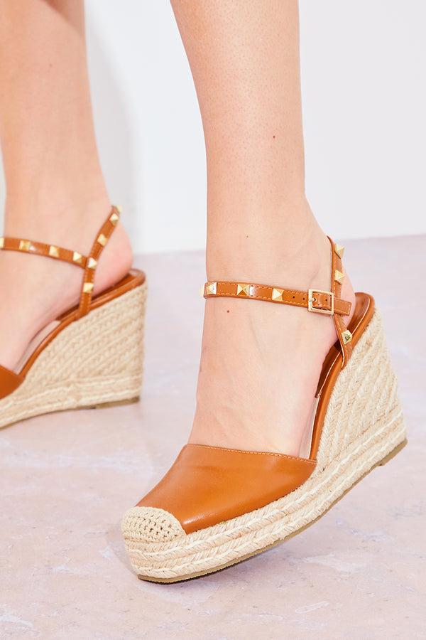 In The Style In The Style Closed Toe Studded Wedges Tan
