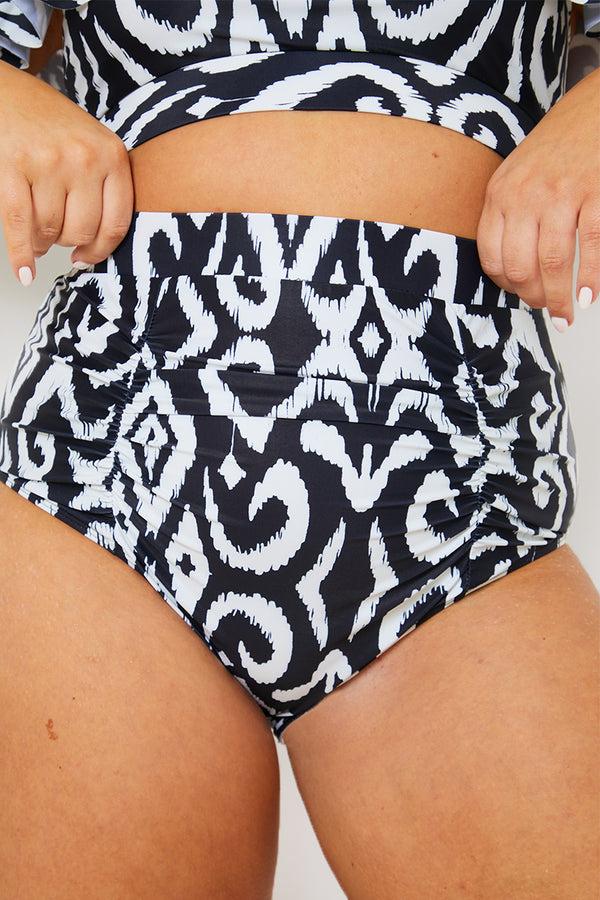 In The Style In The Style Control Printed High Waist Ruched Detail Bikini Bottom Monochrome