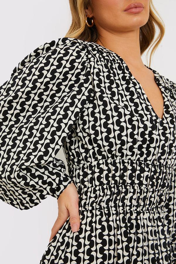 In The Style In The Style Geo Print Shirred Waist Skater Dress Monochrome