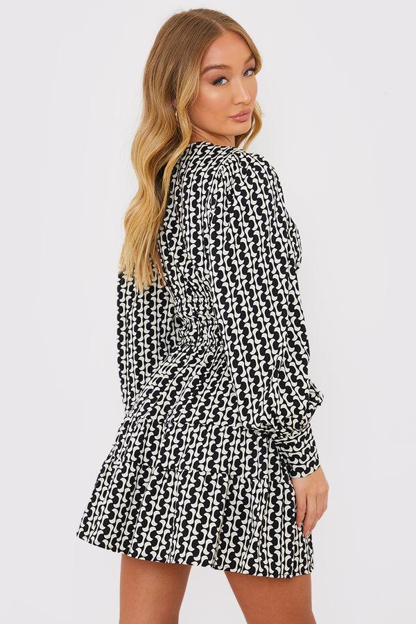 In The Style In The Style Geo Print Shirred Waist Skater Dress Monochrome