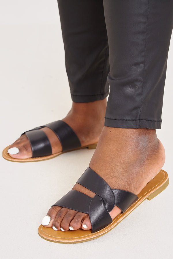 in the style In The Style Interlock Strap Flat Sandal Black