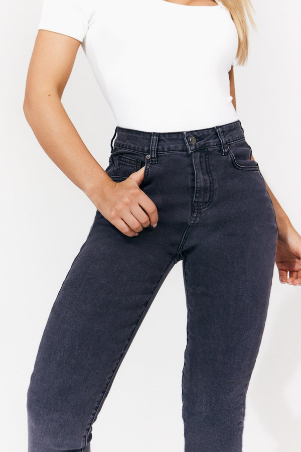 In The Style In The Style Isobelle Skinny Jean In Black Washed Black