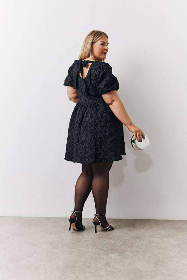 In The Style In The Style Jacquard Bow Back Puff Sleeve Smock Dress Black