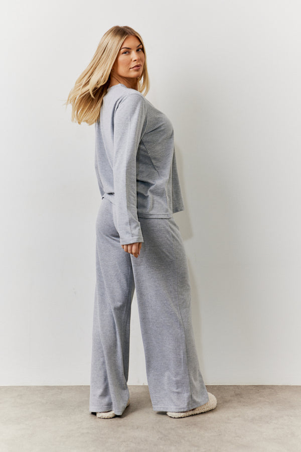 In The Style In The Style Long Sleeve Top And Trouser Slogan PJ Set Grey
