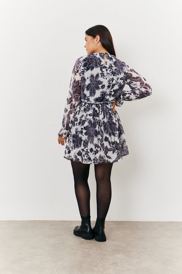 In The Style In The Style Maternity Crew Neck Printed Smock Dress Monochrome