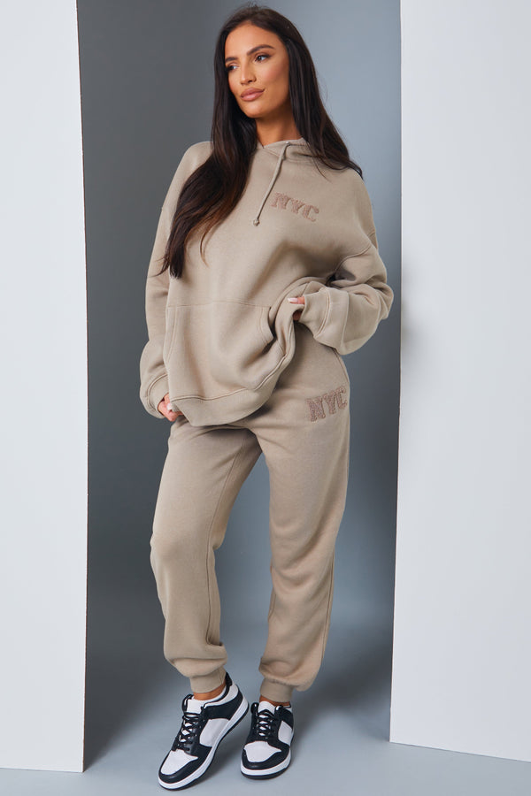 in the style In the Style NYC' Borg Slogan Jogger Mocha