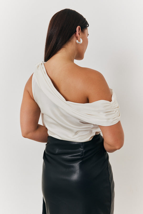 In The Style In The Style One Shoulder Draped Satin Top Cream