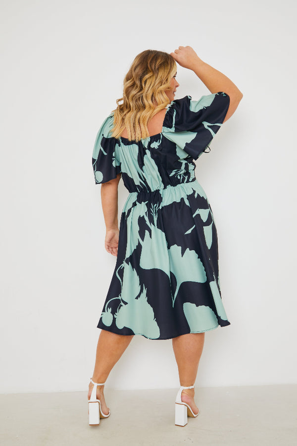 In The Style In The Style Printed Flutter Sleeve Ruched Bust Midi Dress Black