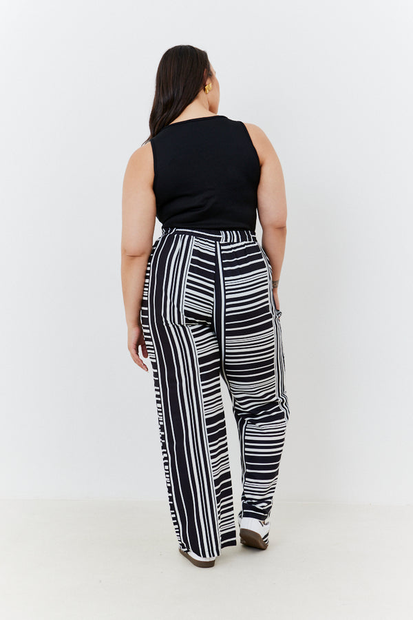 In The Style In The Style Ribbed Sweetheart Neckline Bodysuit Black