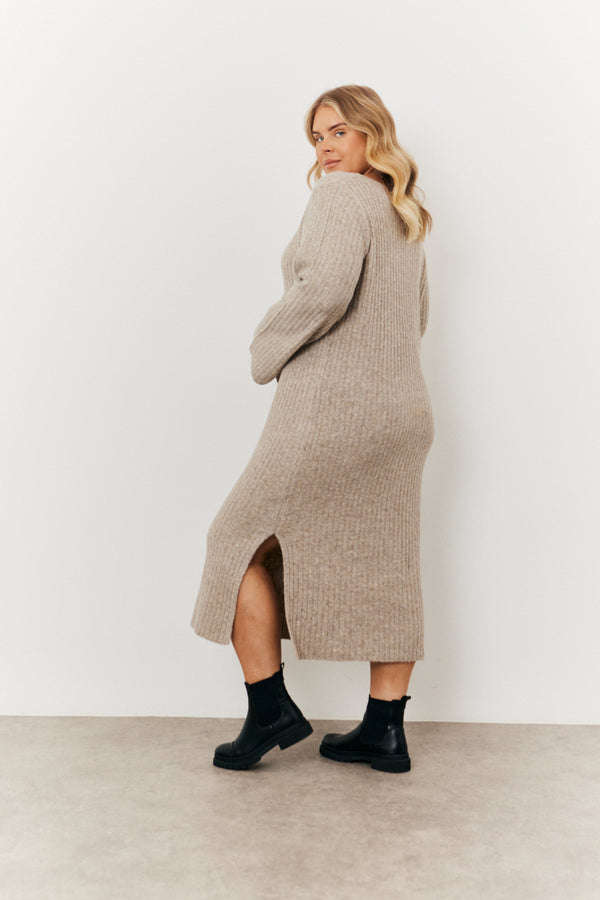 In The Style In The Style Scoop Neck Knit Midi Dress Mocha