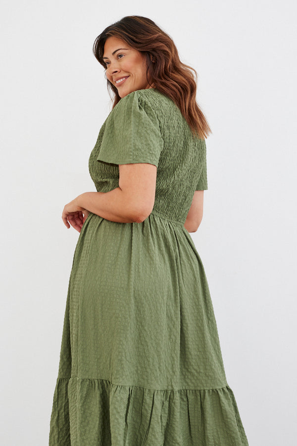 In The Style In The Style Shirred Body Flutter Sleeve Midaxi Dress Green