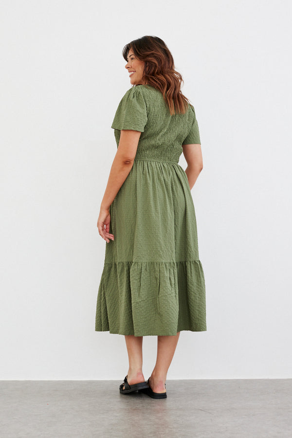 In The Style In The Style Shirred Body Flutter Sleeve Midaxi Dress Green