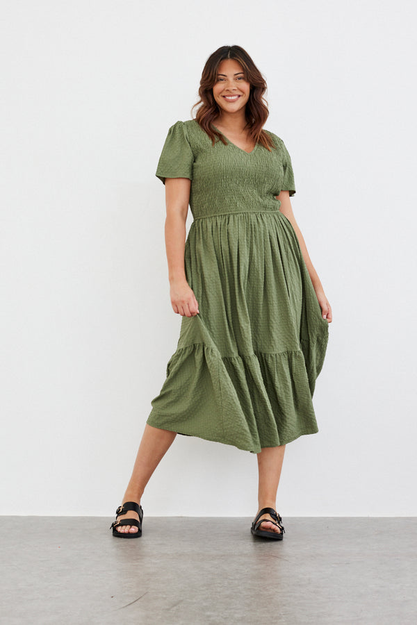 in the style In The Style Shirred Body Flutter Sleeve Midaxi Dress Green