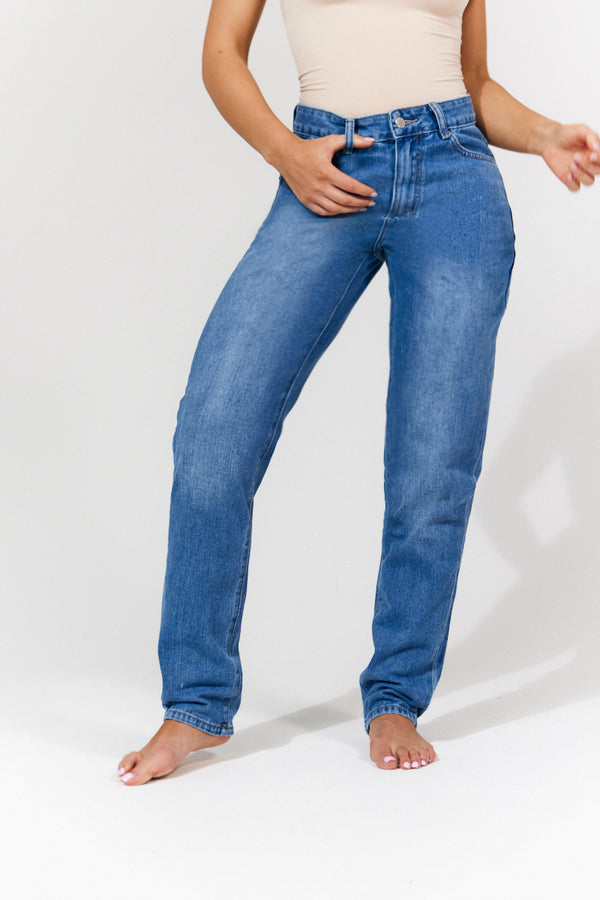 In The Style In The Style Sofia Straight Leg Mom Jeans Midblue