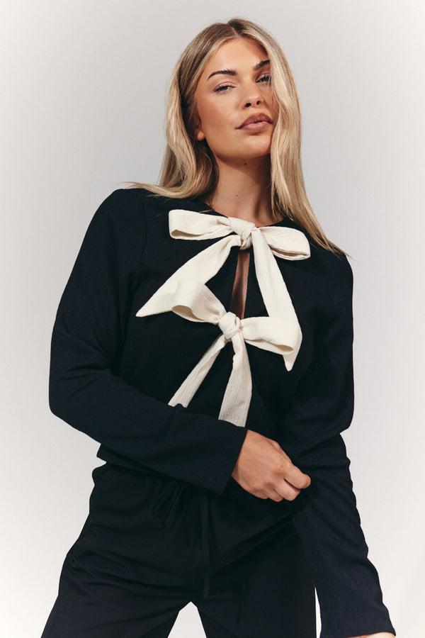 in the style In the Style Tie Front Contrast Bow Top Black