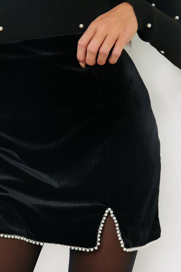 In The Style In The Style Velvet Faux Pearl Mini Skirt Black