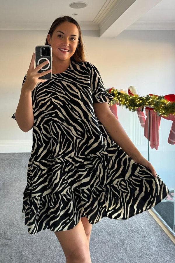 In The Style In The Style Zebra Smock Dress With Frill Sleeve Black