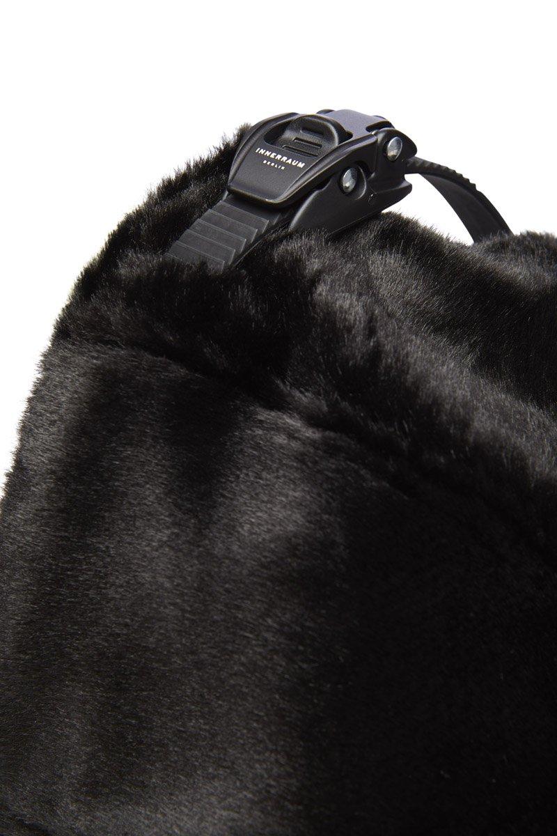 Innerraum Berlin OBJECT C12 VISOR BASEBALL CAP BLACK FAUX FUR + BLACK MATT