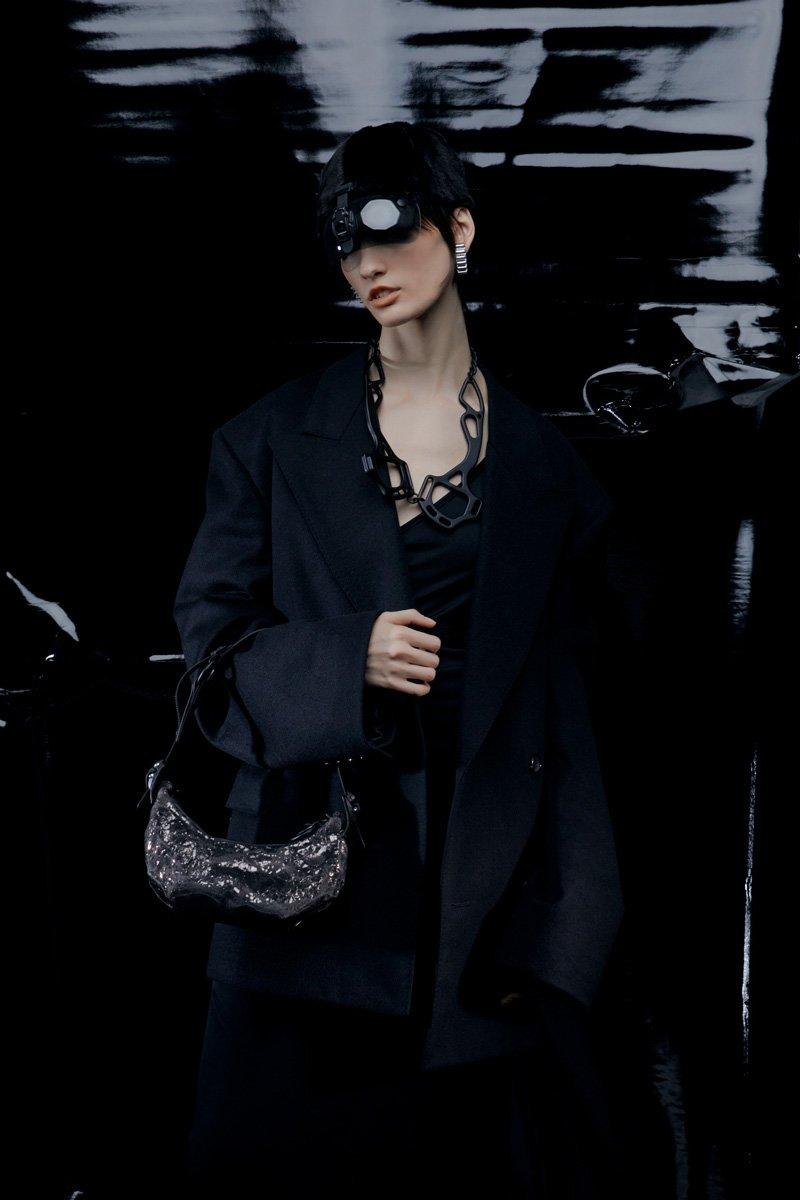 Innerraum Berlin OBJECT HM0 MICRO HALF MOON BAG META BLACK + BLACK MATT