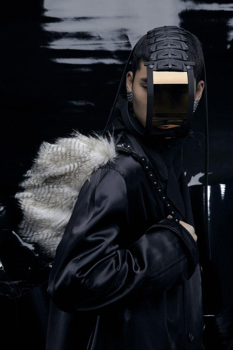 Innerraum Berlin OBJECT HM0 MICRO HALF MOON BAG WHITE FAUX FUR + BLACK MATT