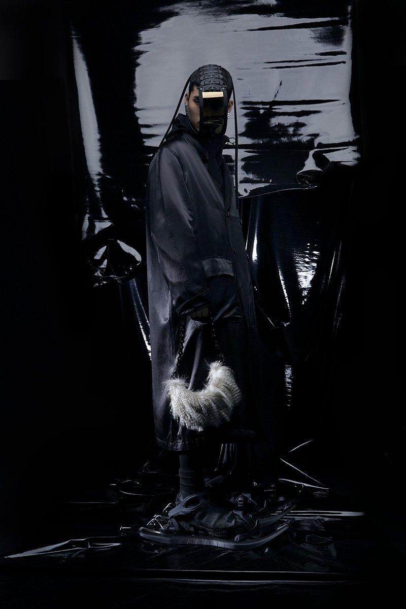 Innerraum Berlin OBJECT HM0 MICRO HALF MOON BAG WHITE FAUX FUR + BLACK MATT