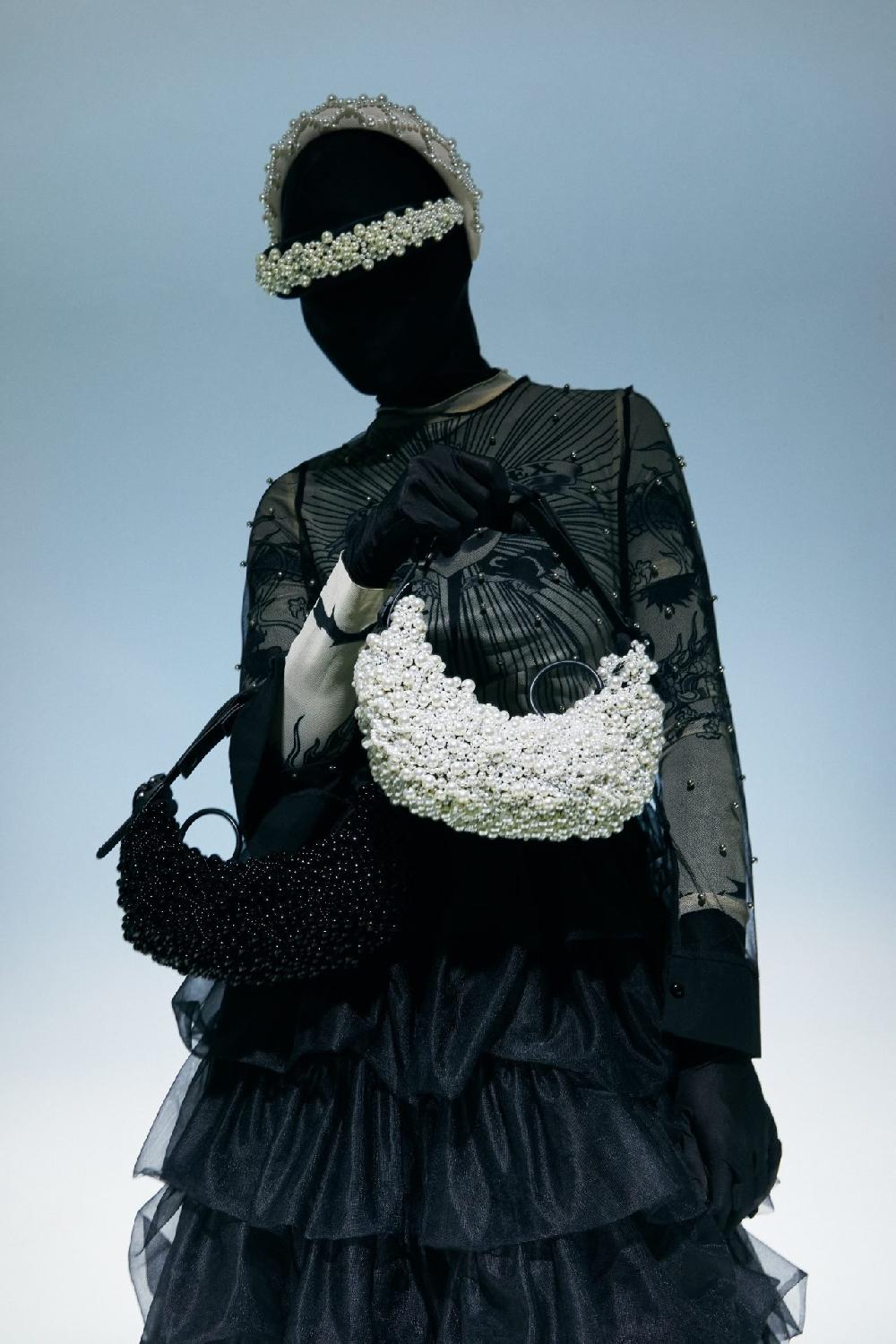 Innerraum Berlin OBJECT HM0 SMALL PEARLS HANDBAG PEARL WHITE + BLACK MATT