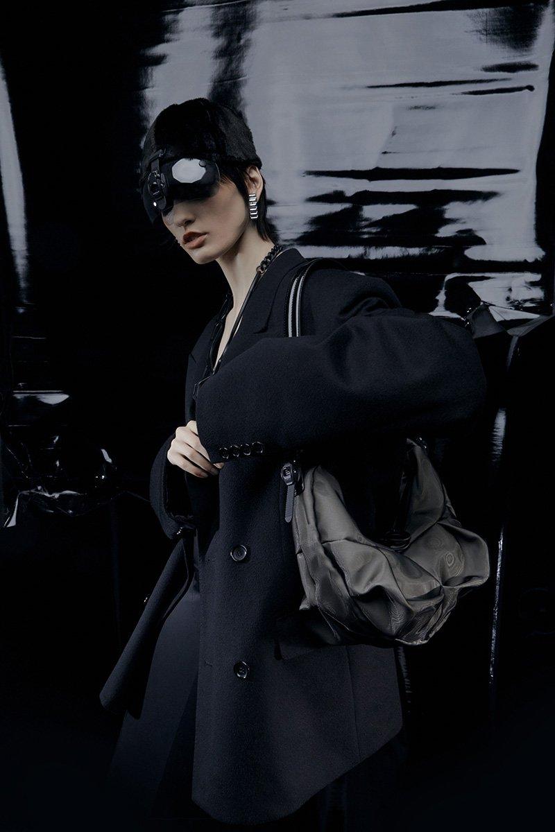 Innerraum Berlin OBJECT HM2 SMALL HALF MOON BAG WARM GRAY + BLACK MATT