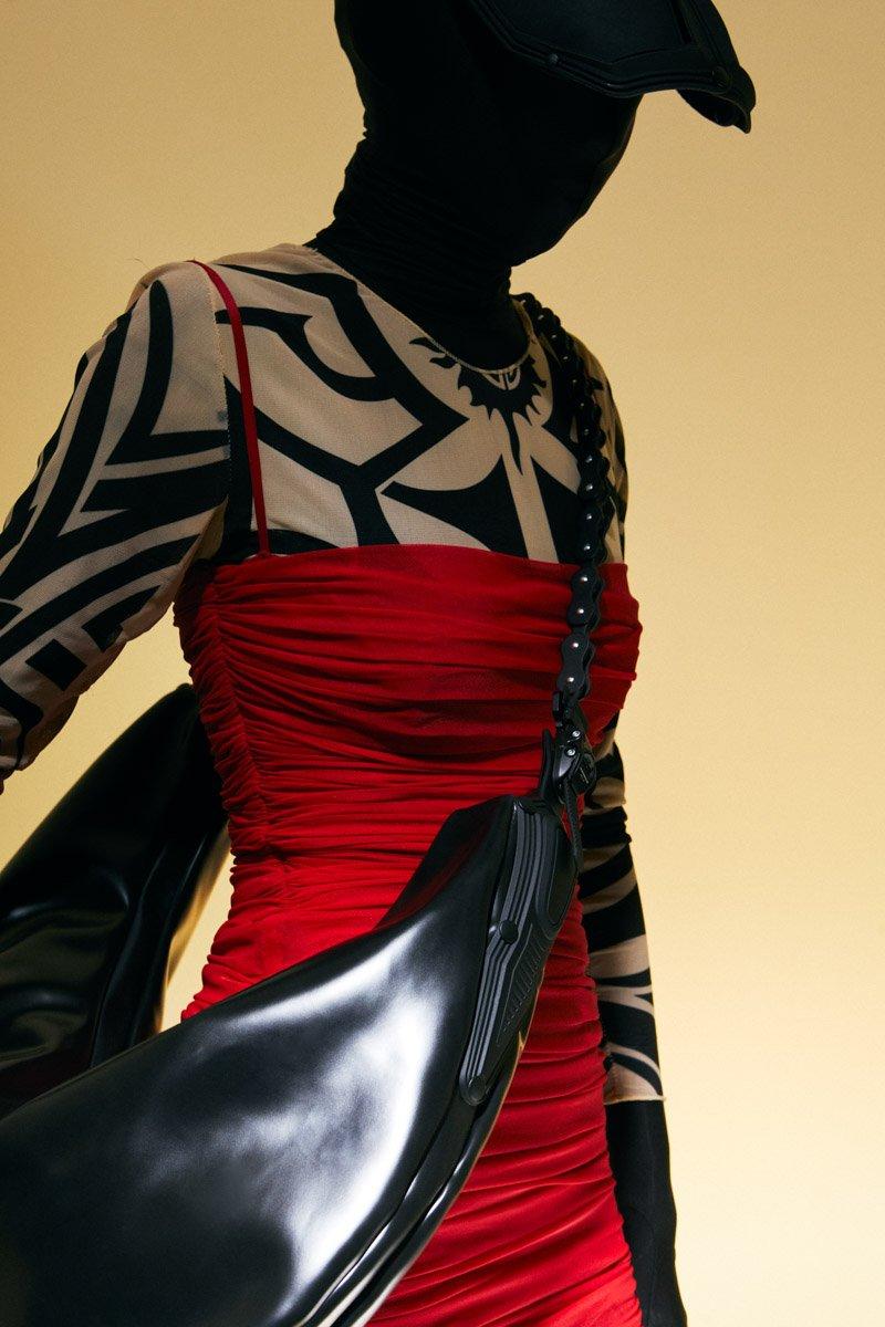 Innerraum Berlin OBJECT HM3 HALF MOON BAG BLACK + BLACK MATT