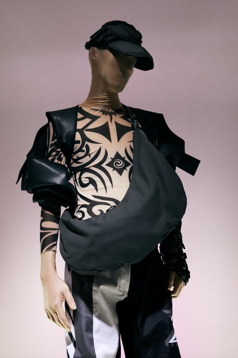 Innerraum Berlin OBJECT HM3 HALF MOON BAG CONCRETE + BLACK MATT